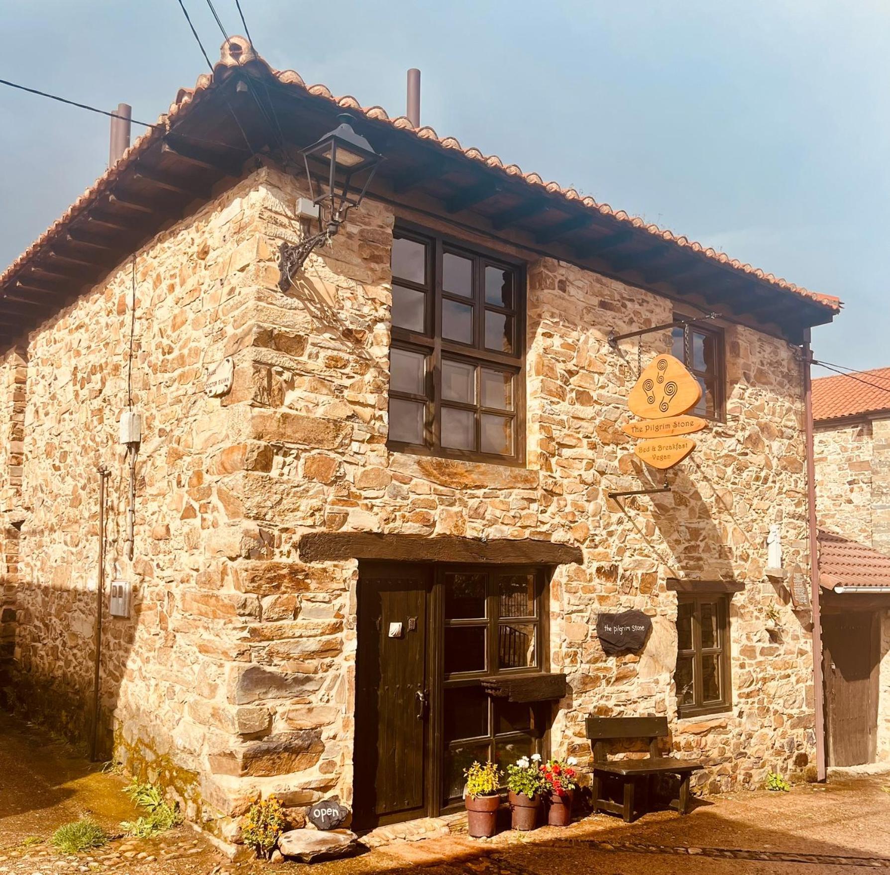 The Pilgrim Stone - Vegan B&B Rabanal del Camino Exterior photo